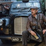 Antonio Alcántara sentado en un taxi en 'Cuéntame cómo pasó'