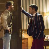 Toni Alcántara habla con su compañero de piso en Londres en 'Cuéntame'