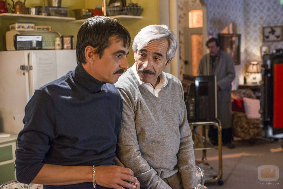 Antonio Alcántara hablando con un amigo en 'Cuéntame cómo pasó'
