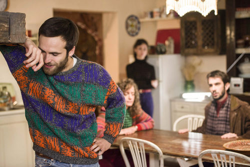 Carlos y Karina con unos amigos en 'Cuéntame cómo pasó'