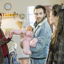 Karina, Luis y Carlos, sujetando a Olivia, en 'Cuéntame cómo pasó'