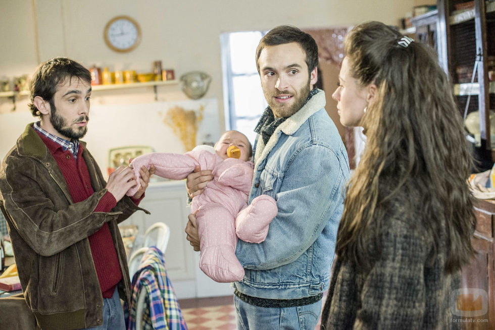 Karina, Luis y Carlos, sujetando a Olivia, en 'Cuéntame cómo pasó'