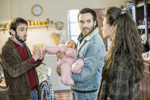 Karina, Luis y Carlos, sujetando a Olivia, en 'Cuéntame cómo pasó'