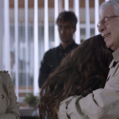 Elena Rivera abraza a Juan Meseguer en el primer capítulo de 'La verdad'