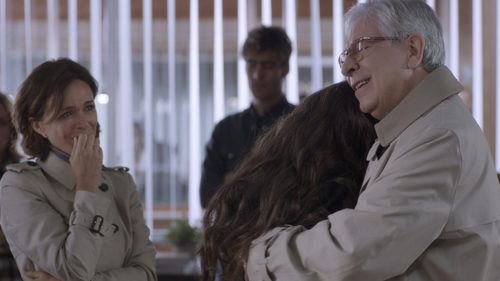 Elena Rivera abraza a Juan Meseguer  en el primer capítulo de 'La verdad'