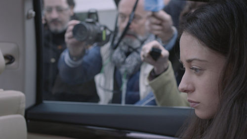  Elena Rivera frente a los medios en el primer capítulo de 'La verdad'