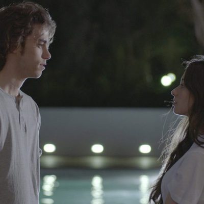 Elena Rivera y Oriol Puig en el primer capítulo de 'La verdad'