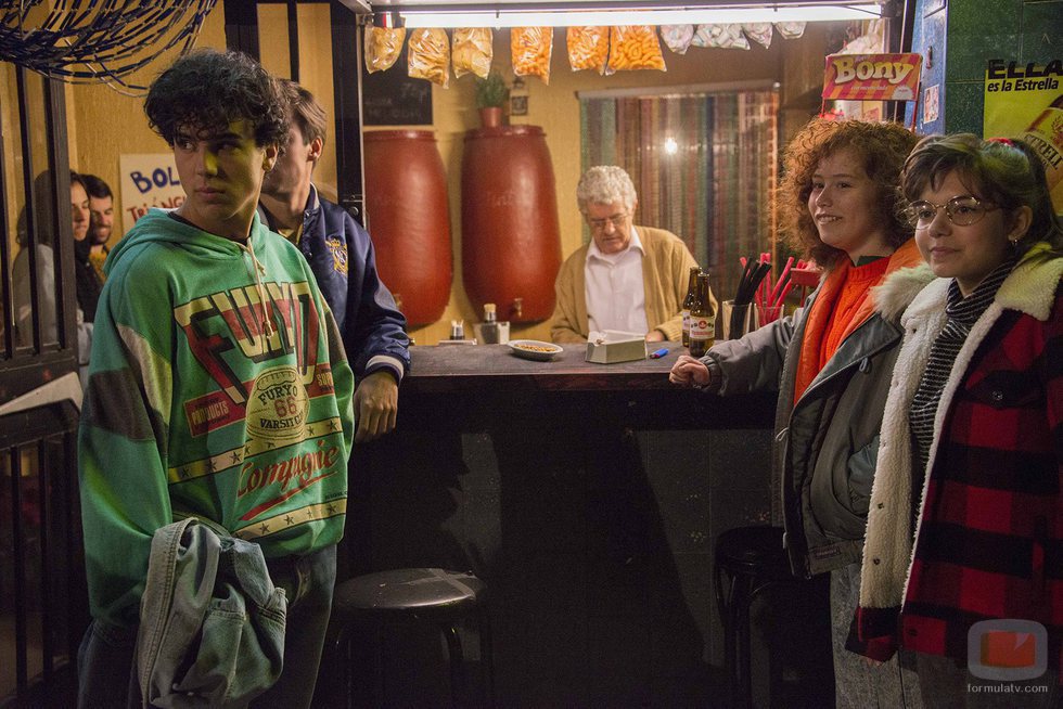 Bruno y María en un bar en la decimonovena temporada de 'Cuéntame cómo pasó'