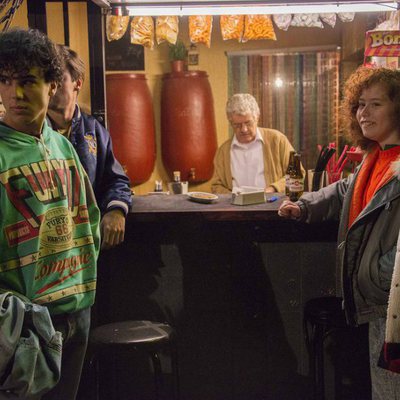 Bruno y María en un bar en la decimonovena temporada de 'Cuéntame cómo pasó'
