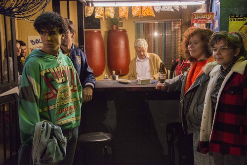 Bruno y María en un bar en la decimonovena temporada de 'Cuéntame cómo pasó'