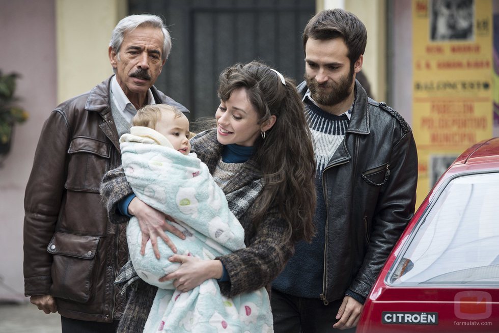 Antonio, Carlos y Karina observan a Olivia en 'Cuéntame cómo pasó'