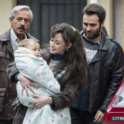 Antonio, Carlos y Karina observan a Olivia en 'Cuéntame cómo pasó'