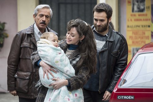 Antonio, Carlos y Karina observan a Olivia en 'Cuéntame cómo pasó'