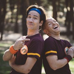 Manuel Feijóo y Julián González con el uniforme del Campamento Senda en 'Colegas'
