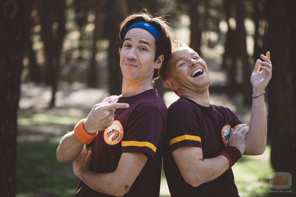 Manuel Feijóo y Julián González con el uniforme del Campamento Senda en 'Colegas'