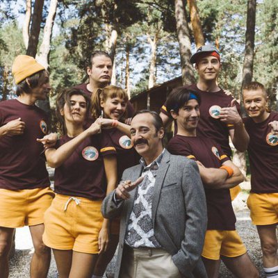 Los protagonistas de 'Colegas' junto al productor de la ficción