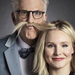 Eleanor y Michael en una de las fotos promocionales de la primera temporada de 'The Good Place'