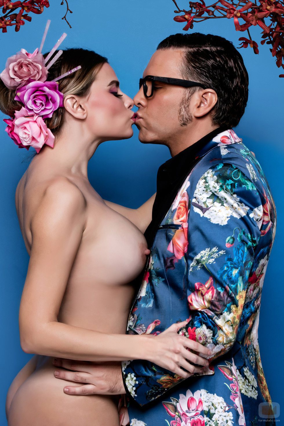 María Lapiedra y Torito se besan en la revista Primera Línea