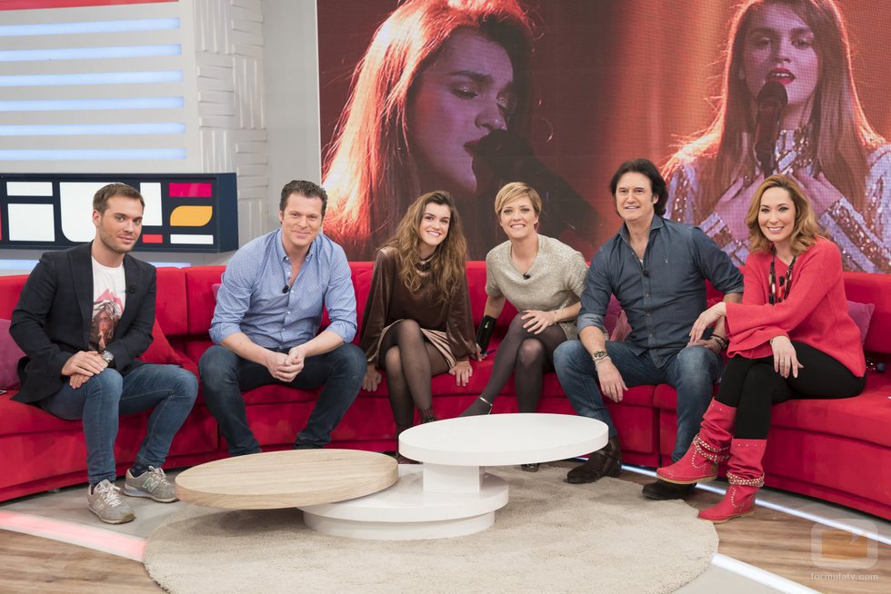 Amaia junto a los colaboradores de 'La mañana' de La 1