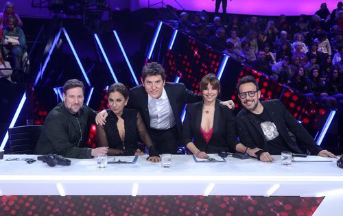 Manel Fuentes posa con el jurado en la gala 18 de 'Tu cara me suena'