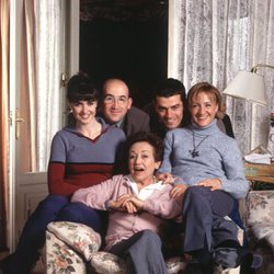 Los protagonistas de '7 vidas' en el sillón de Amparo Baró