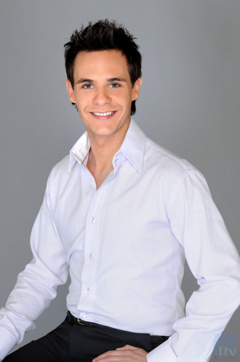 Christian Gálvez posa sonriente con camisa blanca en una foto promocional