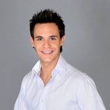 Christian Gálvez posa sonriente con camisa blanca en una foto promocional