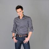 Christian Gálvez posa de pie y con los pulgares en los bolsillos