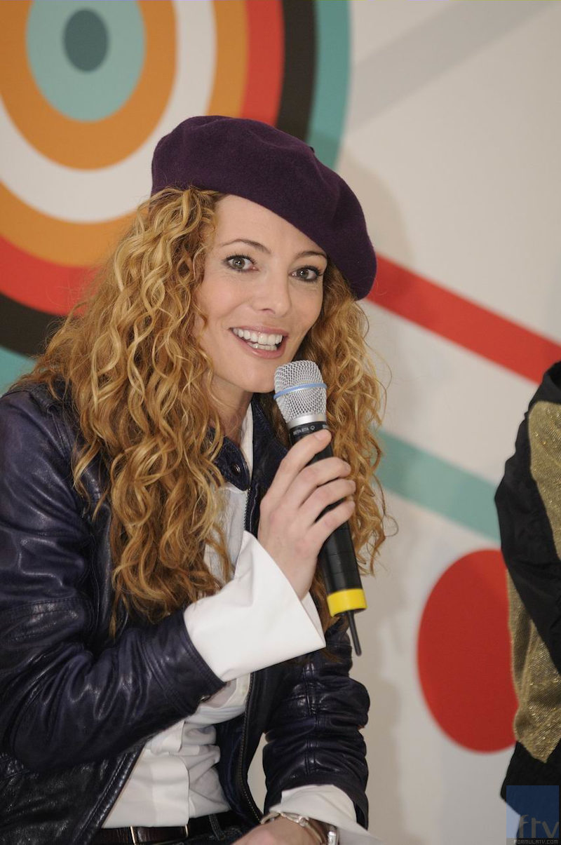 Paula Vázquez con un micrófono en la mano