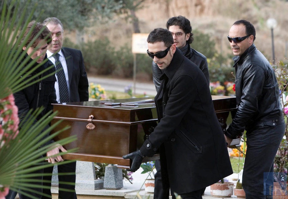 Escena del funeral de Isaac en 'Física o química'
