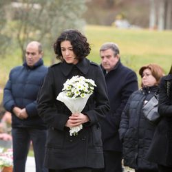 Irene (Blanca Romero) acude al entierro de Isaac (Karim El-Karem) y deposita flores en su tumba en la serie 'Física o química'