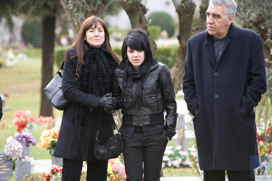 Paula (Angy Fernández) va al entierro de Isaac (Karim El-Karem) en 'Física o Química'