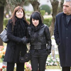 Paula (Angy Fernández) va al entierro de Isaac (Karim El-Karem) en 'Física o Química'