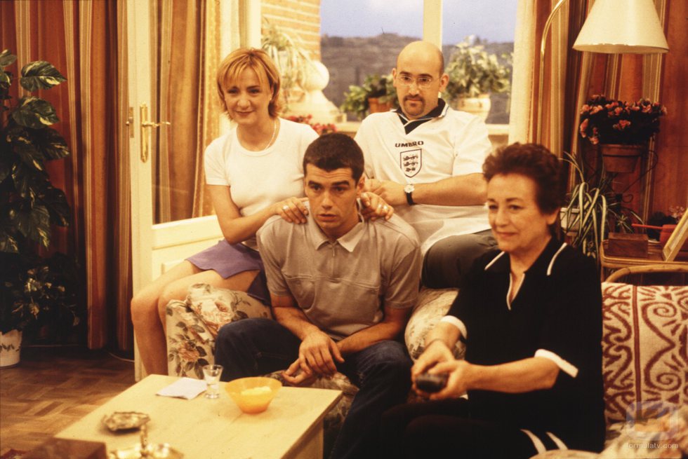 Blanca Portillo, Javier Cámara, Toni Cantó y Amparo Baró viendo la televisión en '7 vidas'