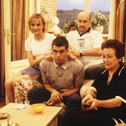 Blanca Portillo, Javier Cámara, Toni Cantó y Amparo Baró viendo la televisión en '7 vidas'