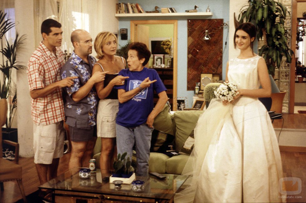 Paz Vega vestida de novia y el resto del elenco mirándola en '7 vidas'