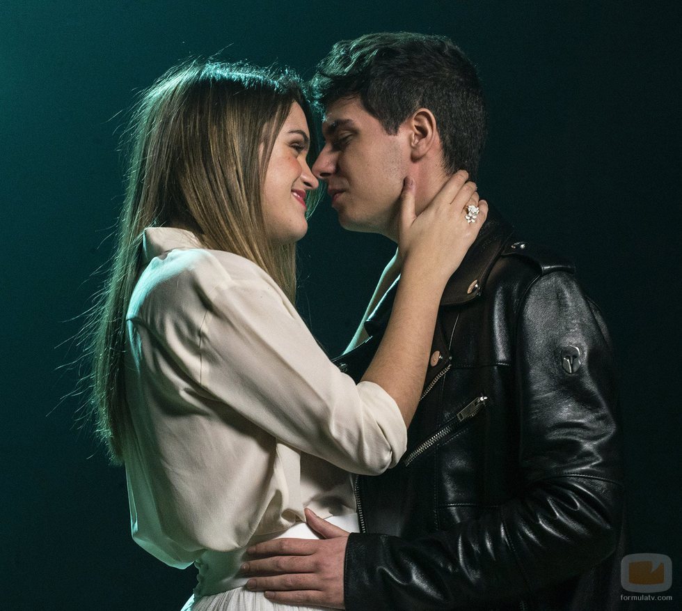 Alfred y Amaia agarrándose en el rodaje del videoclip de "Tu canción"