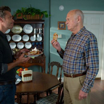 Timothy Olyphant y Gerald McRaney en la segunda temporada de 'Santa Clarita Diet'
