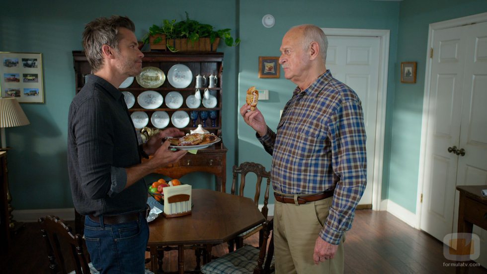 Timothy Olyphant y Gerald McRaney en la segunda temporada de 'Santa Clarita Diet'