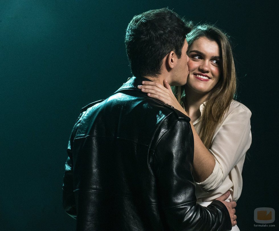 Alfred besando a Amaia en el rodaje del videoclip de "Tu canción"