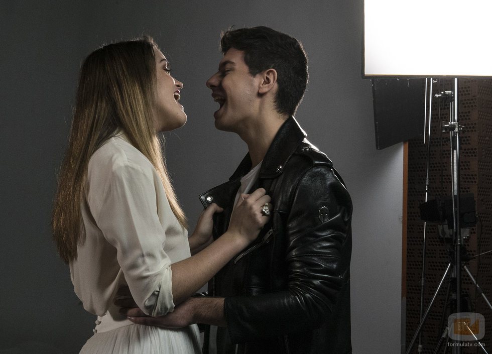 Amaia y Alfred cantando en el rodaje del videoclip de "Tu canción"