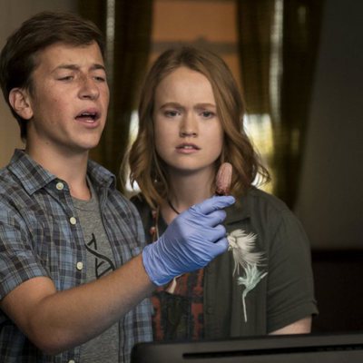 Liv Hewson y Skyler Gisondo en la segunda temporada de 'Santa Clarita Diet'