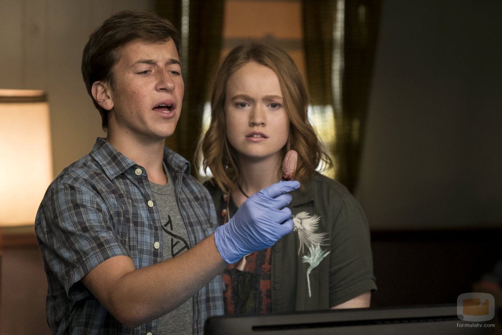 Liv Hewson y Skyler Gisondo en la segunda temporada de 'Santa Clarita Diet'