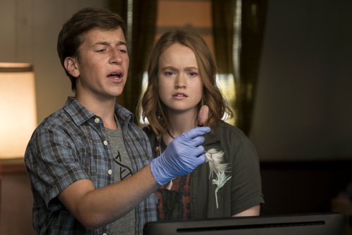 Liv Hewson y Skyler Gisondo en la segunda temporada de 'Santa Clarita Diet'
