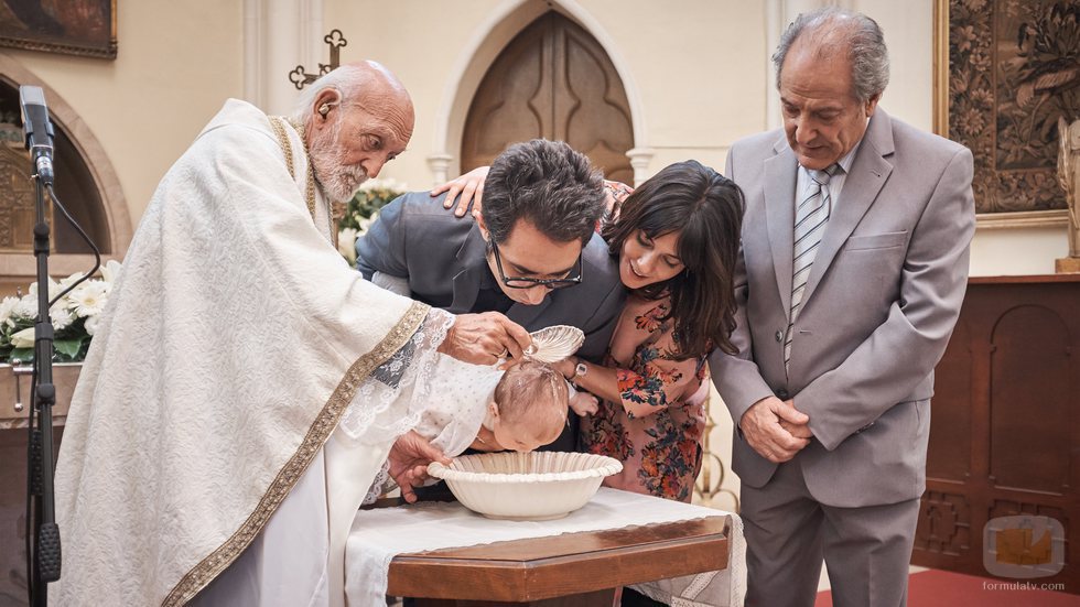Berto y Sandra bautizan a Lucas en 'Mira lo que has hecho'