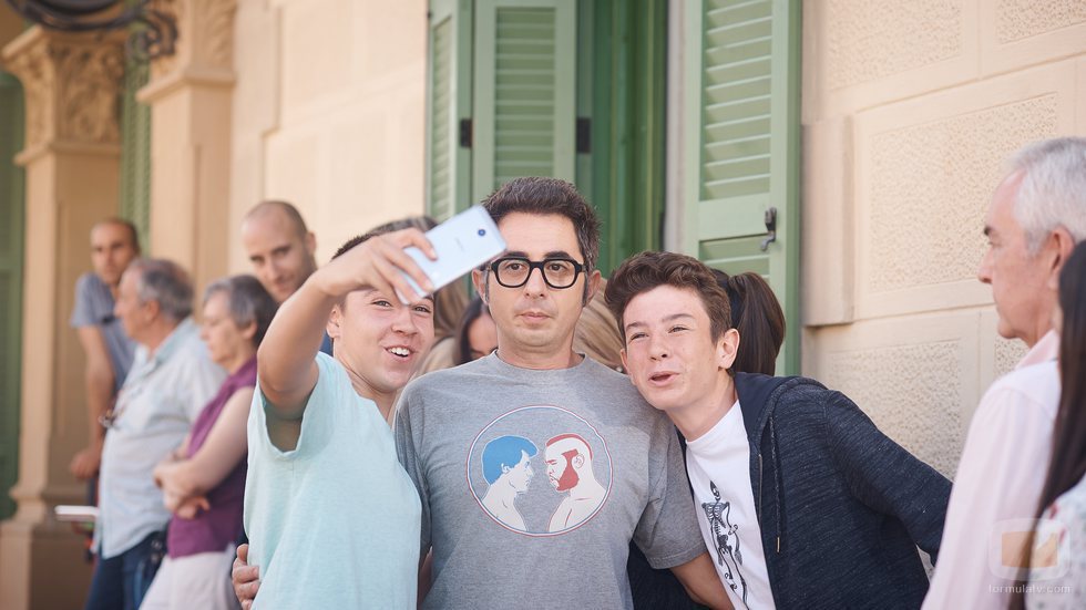 Berto se hace un selfie con algunos seguidores en 'Mira lo que has hecho'