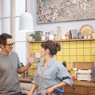 Berto y Sandra se ríen en la cocina en 'Mira lo que has hecho'