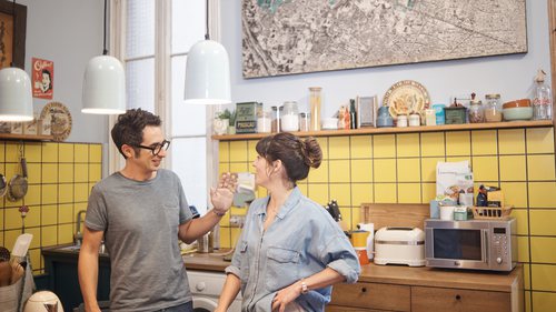 Berto y Sandra se ríen en la cocina en 'Mira lo que has hecho'