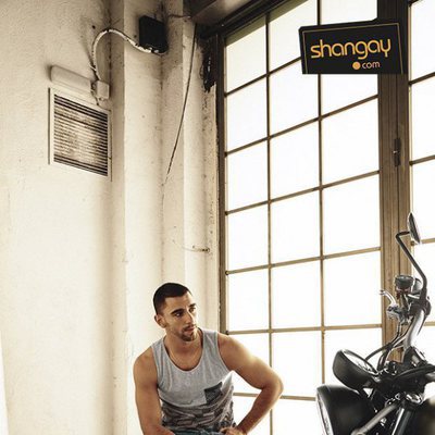 César Mateo ('El accidente') muestra sus dotes de modelo para Shangay