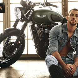 César Mateo ('El accidente') posa sensual junto a una moto para Shangay